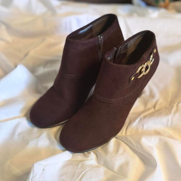 Y2K Women’s Brown Heeled Booties with Gold Accents & Zipper Detail - Picture 3 of 6